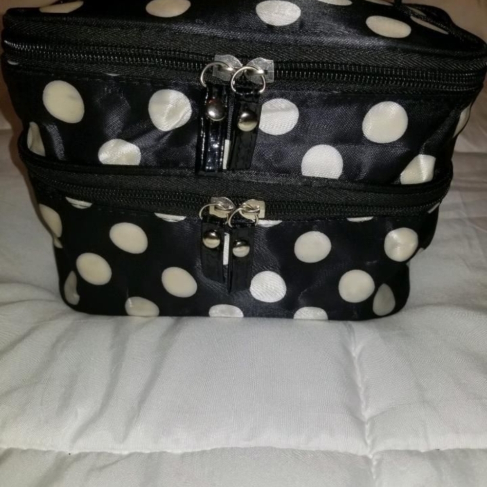 Polka Dot Women's Makeup Bag (Black And White)